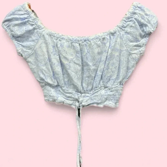 Woman’s aeropostale crop - Picture 2 of 5